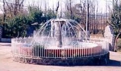 Fuente de varios grifos ubicada en la plaza del pueblo 